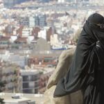 Una mujer vestida con un burka.