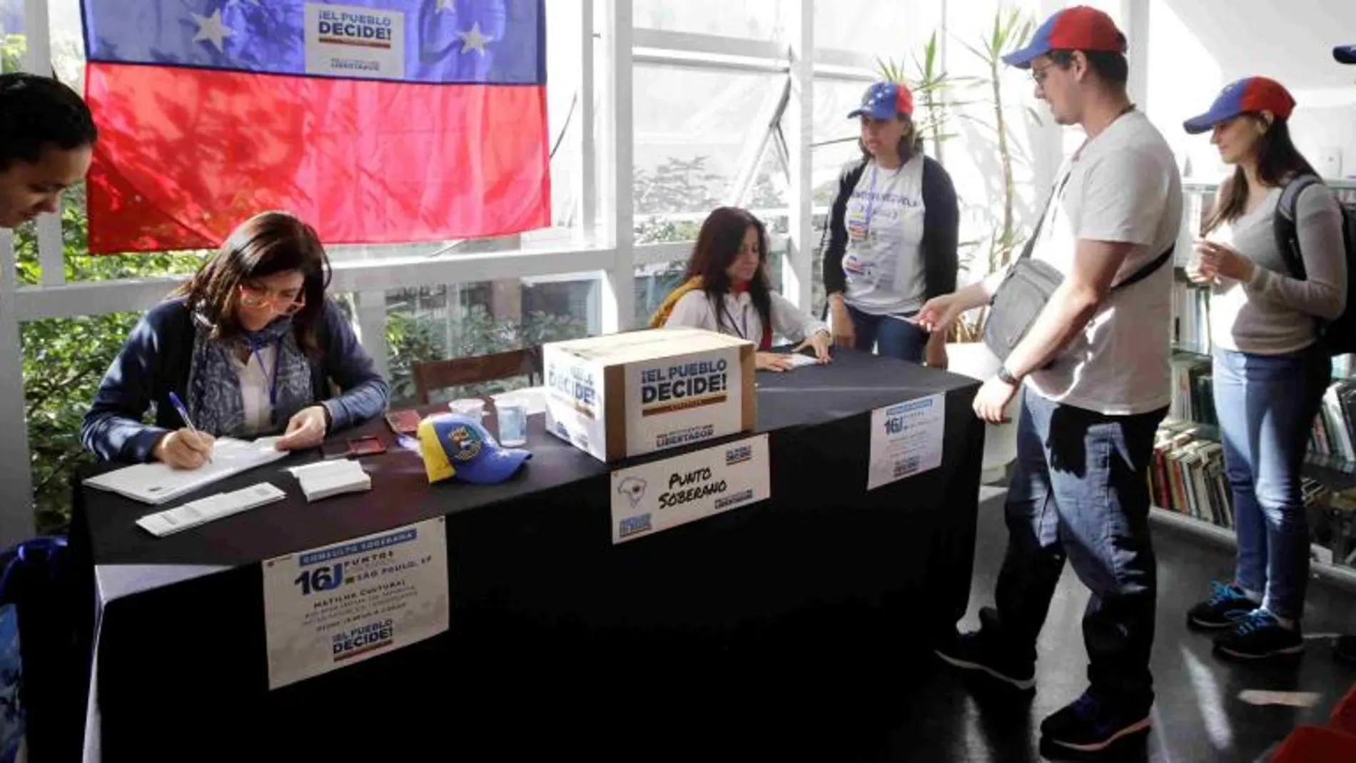 Masiva participación en la consulta popular contra Maduro en Venezuela