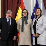 El presidente de la Sociedad Anónima Estatal de Caución Agraria (Saeca), José Ramón Bujande; la consejera del Agricultura de Castilla y León, Milagros Marcos; y la ministra Isabel García Tejerina
