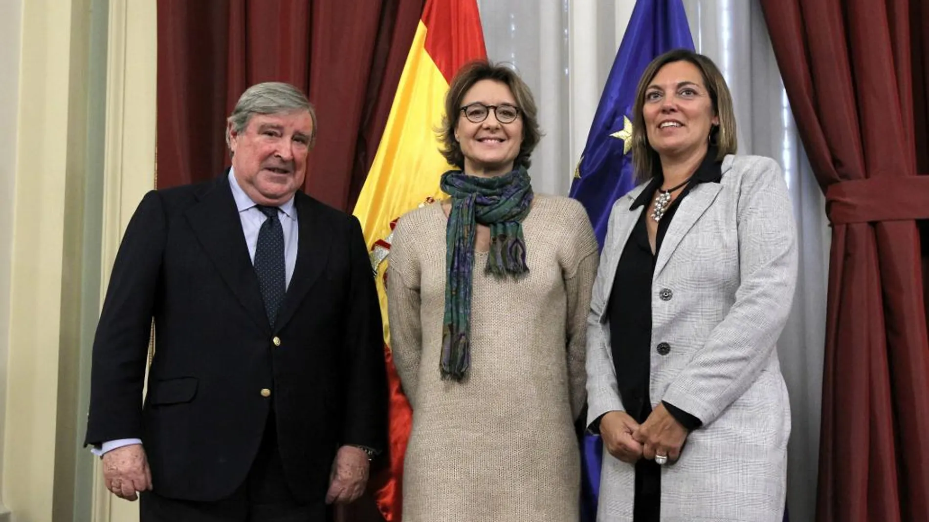 El presidente de la Sociedad Anónima Estatal de Caución Agraria (Saeca), José Ramón Bujande; la consejera del Agricultura de Castilla y León, Milagros Marcos; y la ministra Isabel García Tejerina