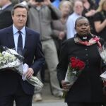 El primer ministro británico David Cameron , presidente de la Cámara de los Comunes británica, John Bercow y el líder laborista Jeremy Corbyn depositan flores en el lugar donde se produjo el asesinato de la diputada laborista Jo Cox