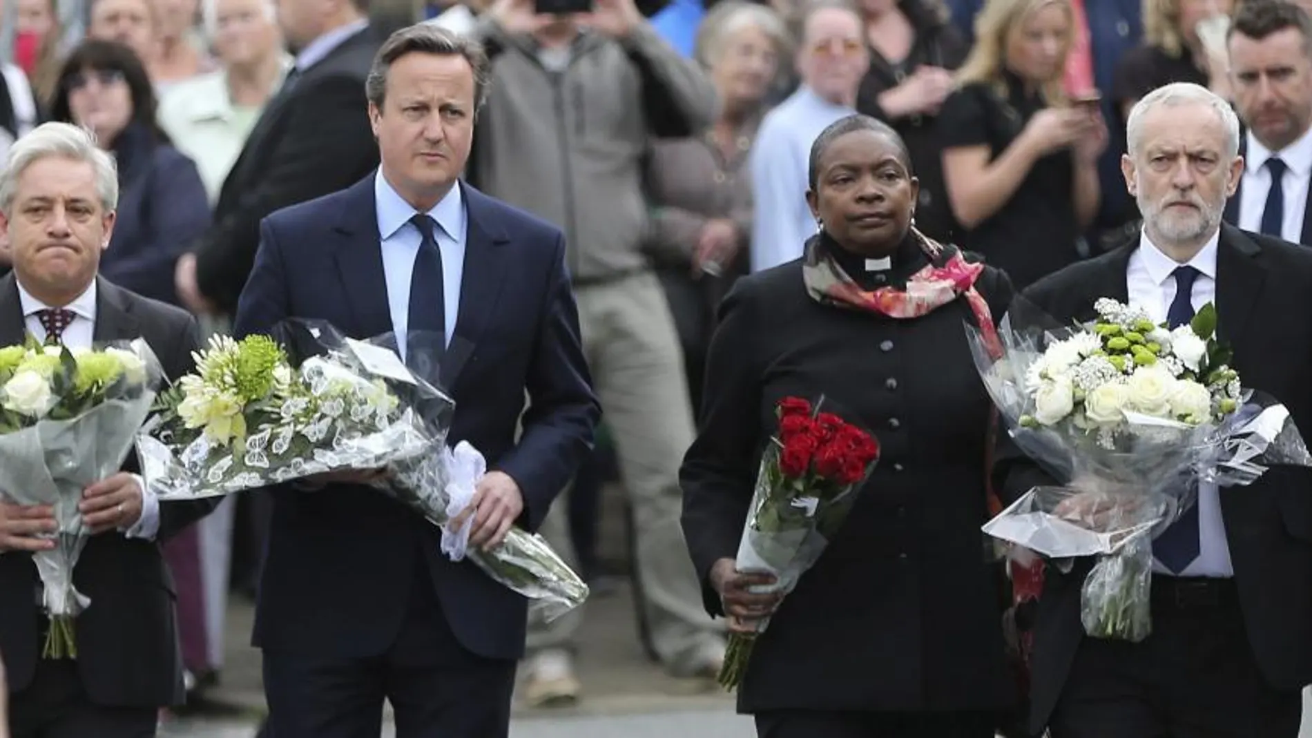 El primer ministro británico David Cameron , presidente de la Cámara de los Comunes británica, John Bercow y el líder laborista Jeremy Corbyn depositan flores en el lugar donde se produjo el asesinato de la diputada laborista Jo Cox