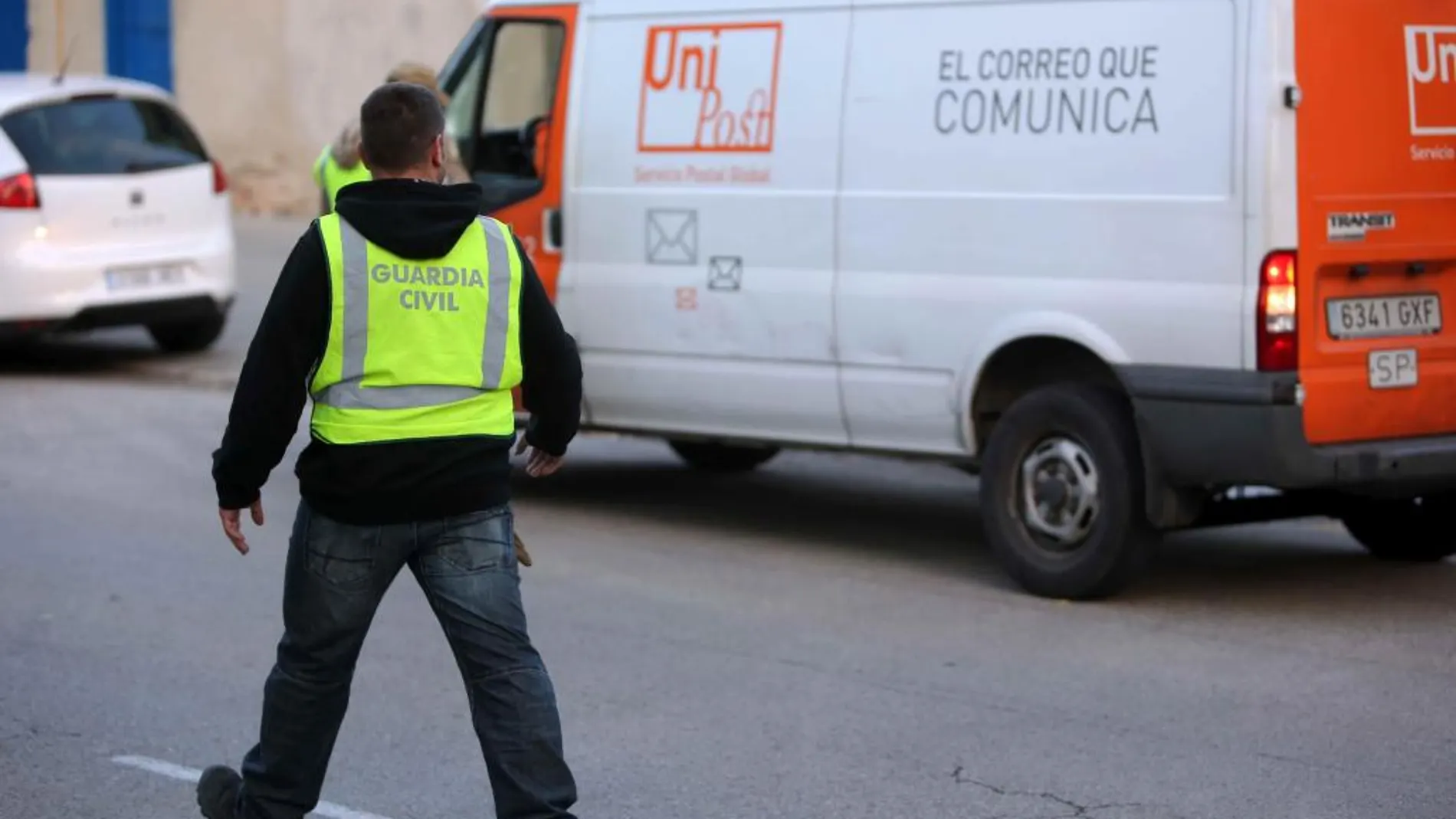 La Guardia Civil registra desde cerca de las 5 horas las instalaciones de la empresa de mensajería privada Unipost en L'Hospitalet de Llobregat