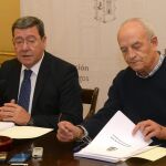El presidente de la Diputación de Burgos, César Rico, junto a José María Martínez presenta los presupuestos