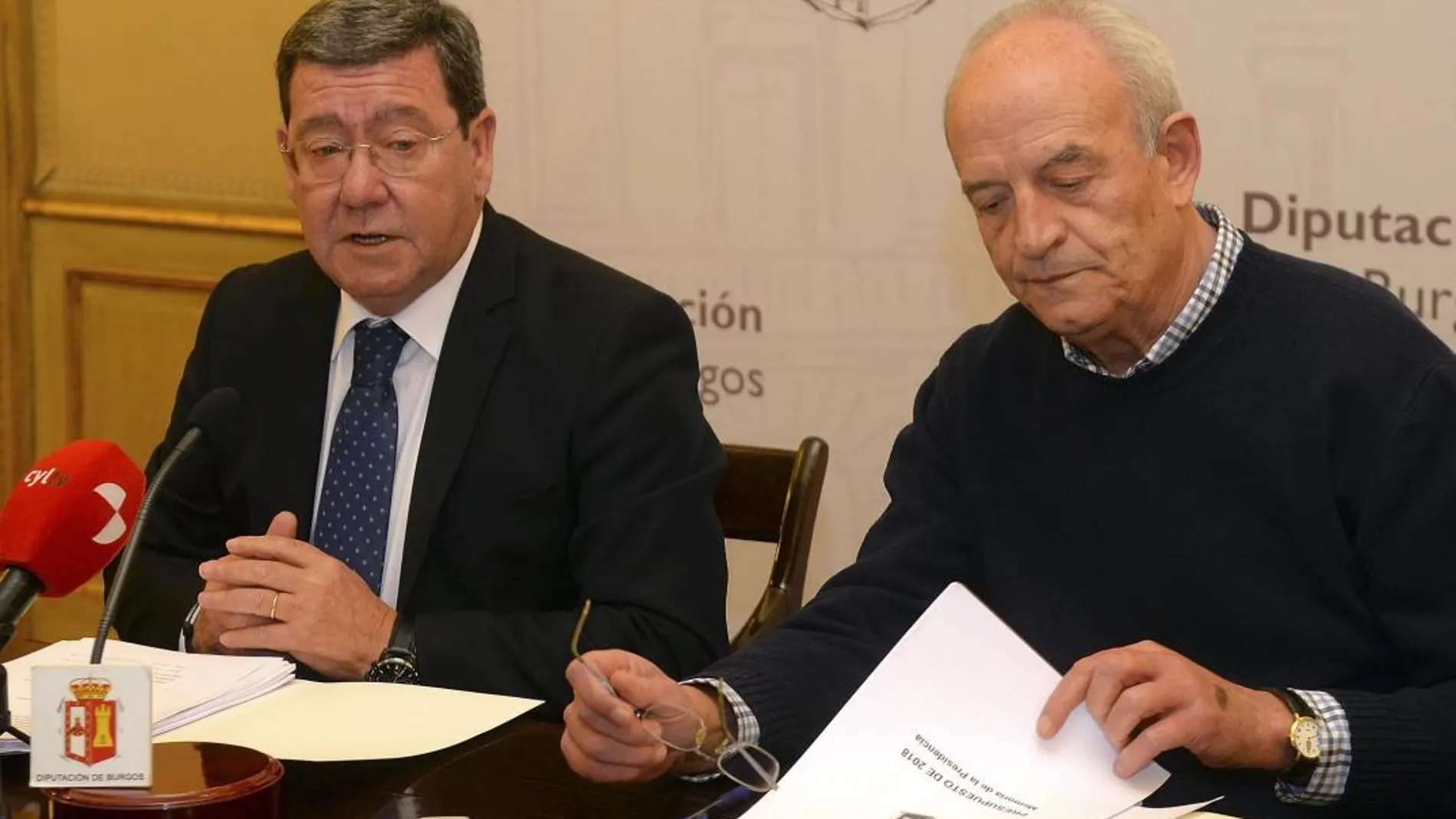 El presidente de la Diputación de Burgos, César Rico, junto a José María Martínez presenta los presupuestos