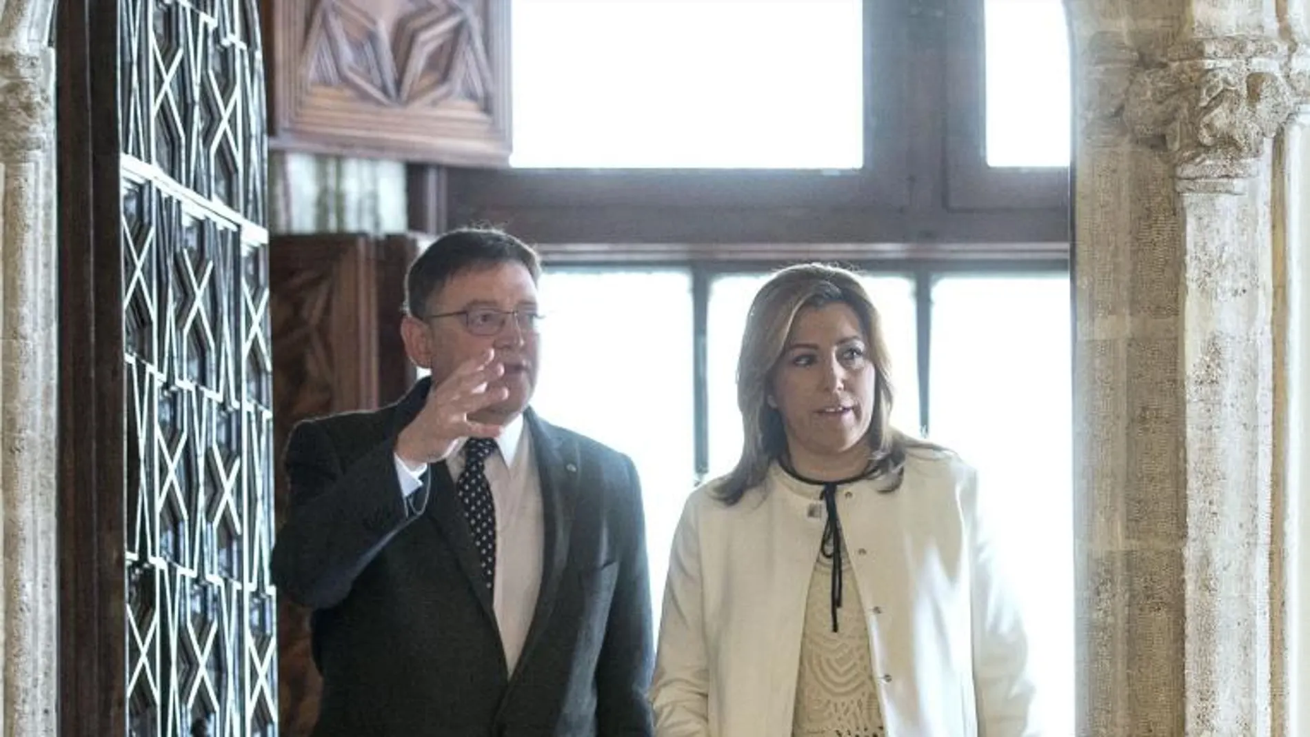 El president valenciano, Ximo Puig (i), y la presidenta de la Junta de Andalucía, Susana Díaz (d), hoy durante la reunión que han mantenido en el Palacio de la Generalitat