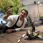 El cocinero mientras prepara el aperitivo compuesto por borrajas fritas