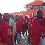 Llegada al puerto de Motril de 34 inmigrantes de una patera semihundida y en llamas