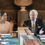 El rey Carlos Gustavo de Suecia y la princesa heredera Victoria presiden una reunión con el consejo de ministros para anunciar el nombre del primer hijo de los príncipes Carlos Felipe y Sofía de Suecia.