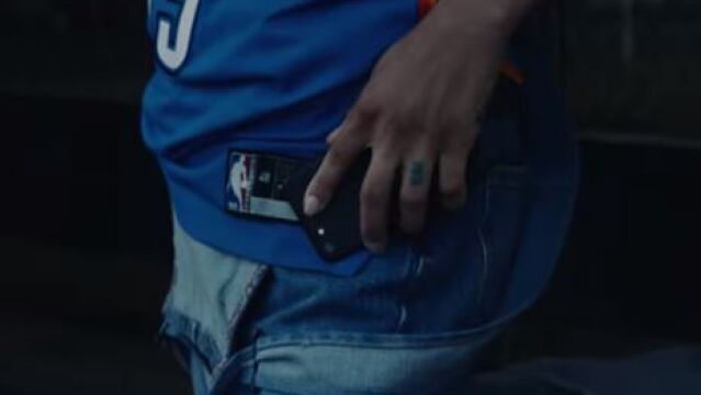 El aficionado sólo tiene que acercar su teléfono inteligente (iOS y Android) a la etiqueta de la camiseta.