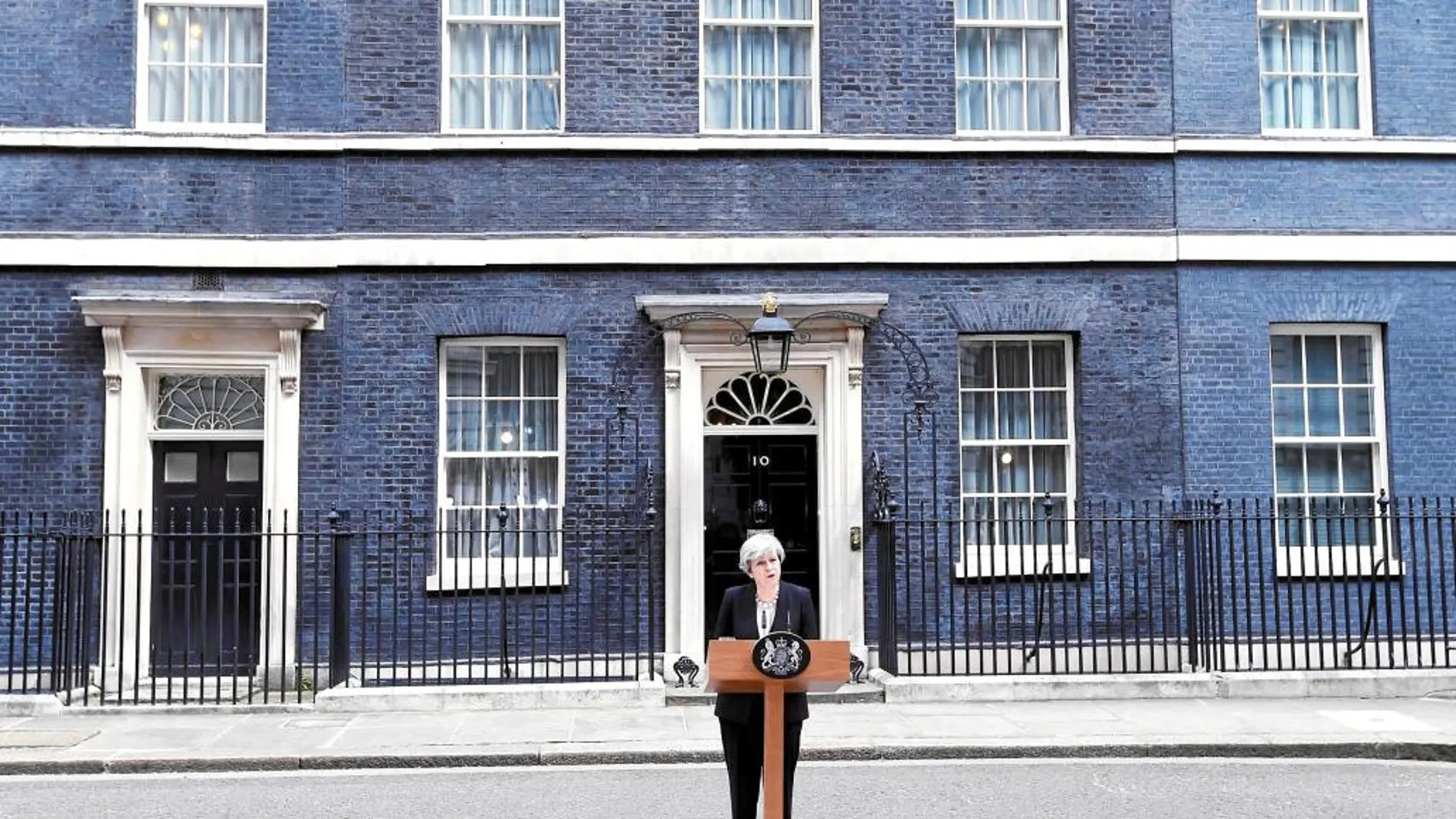 La primera ministra, Theresa May, se dirige a la Prensa tras celebrar una reunión del comité de emergencia Cobra, ayer