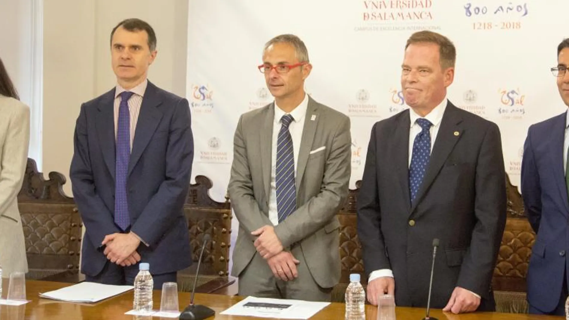 El rector Ricardo Rivero junto a José Manuel Herrero, Javier Jiménez Leube, Celiano García y Victoria Muriel, presentan la I Conferencia Iberoamericana sobre Objetivos de Desarrollo Sostenible, que se celebrará en Salamanca