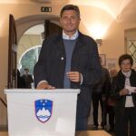 El presidente esloveno, Borut Pahor, ejerce su derecho al voto para las elecciones presidenciales en un colegio electoral en Nova Gorica (Eslovenia)