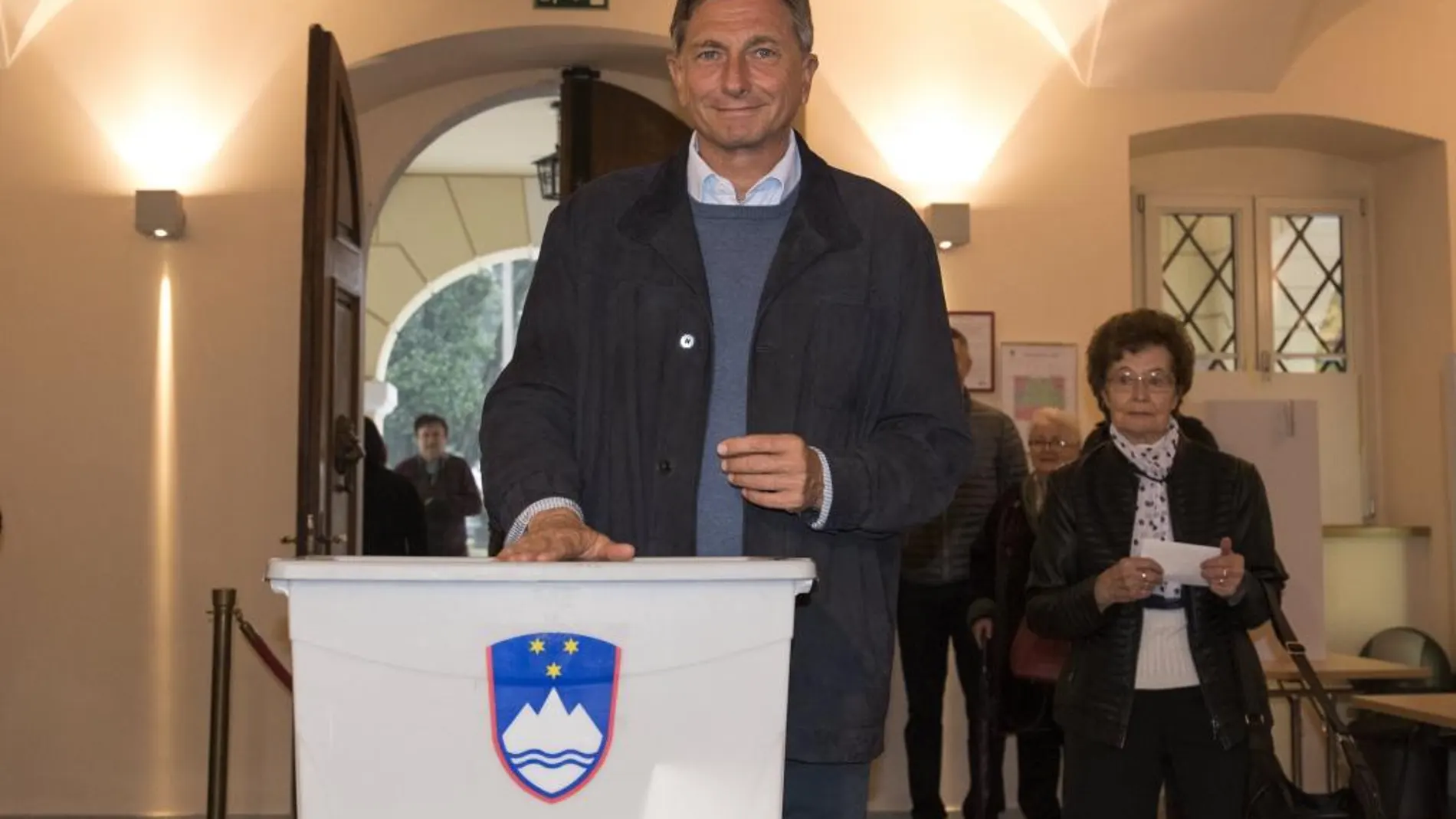 El presidente esloveno, Borut Pahor, ejerce su derecho al voto para las elecciones presidenciales en un colegio electoral en Nova Gorica (Eslovenia)