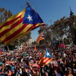 Cientos de personas ya están concentradas en la puerta del Parlament / Reuters