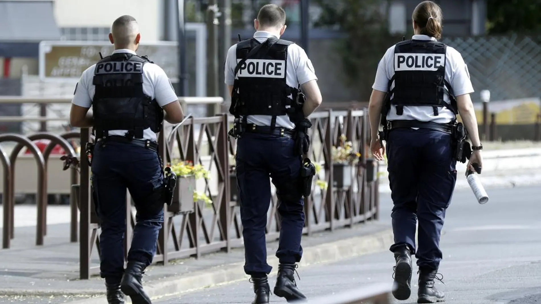 Varios policías aseguran el perímetro durante una operación antiterrorista en Villejuif, en París, Francia