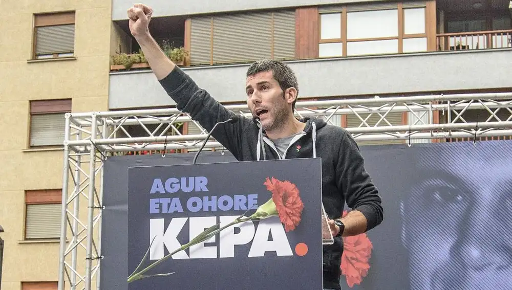 El portavoz de Sortu, Arkaitz Rodríguez, durante una manifestación para protestar por la política penitenciaria tras la muerte del preso de ETA Kepa del Hoyo.