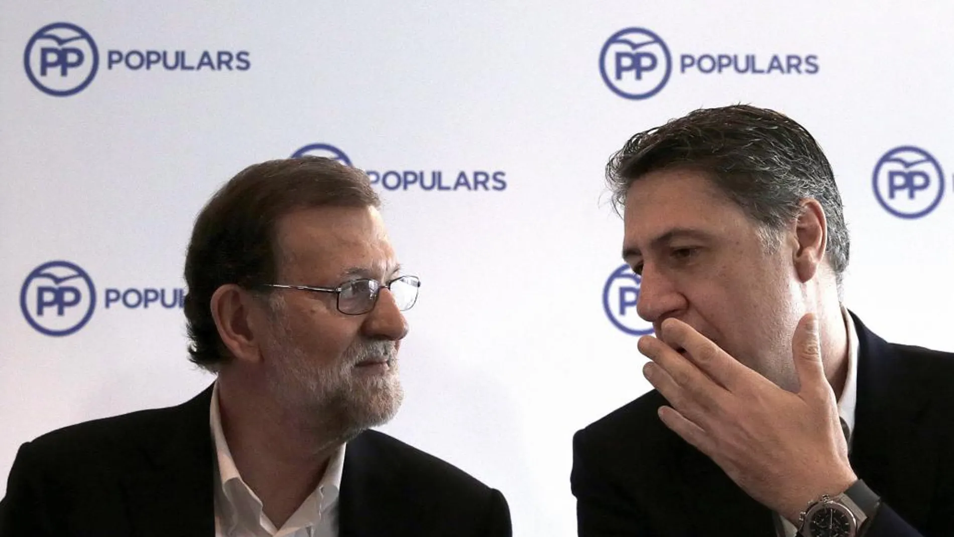 El presidente del Gobierno en funciones y líder del PP, Marinao Rajoy, junto a Xavier García Albiol (d).