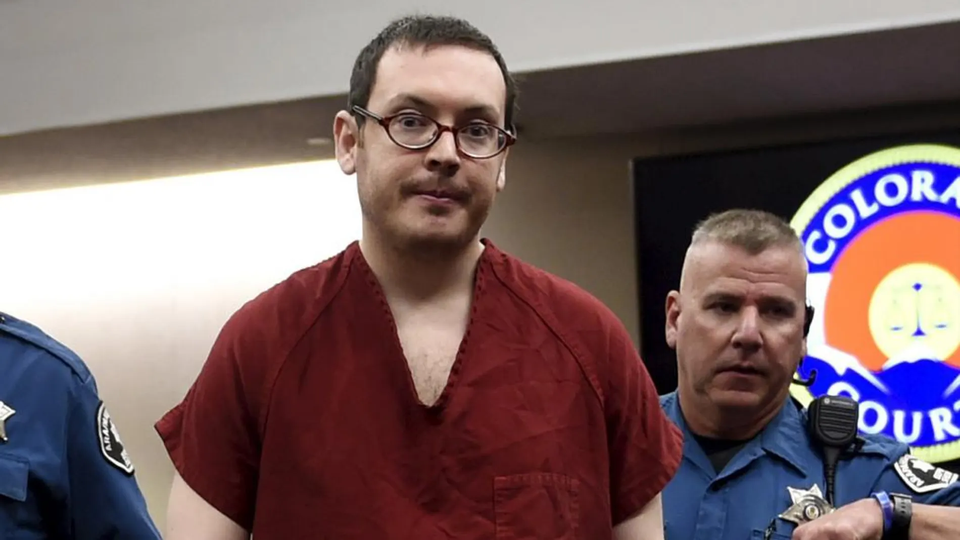 James Holmes llega esposado al juicio