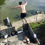 Benjamin Forthun saltando hacia el tobogán acuático