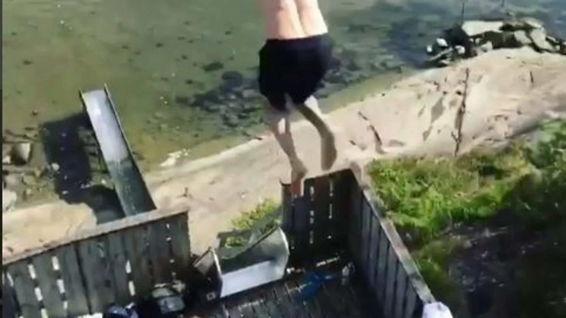 Benjamin Forthun saltando hacia el tobogán acuático