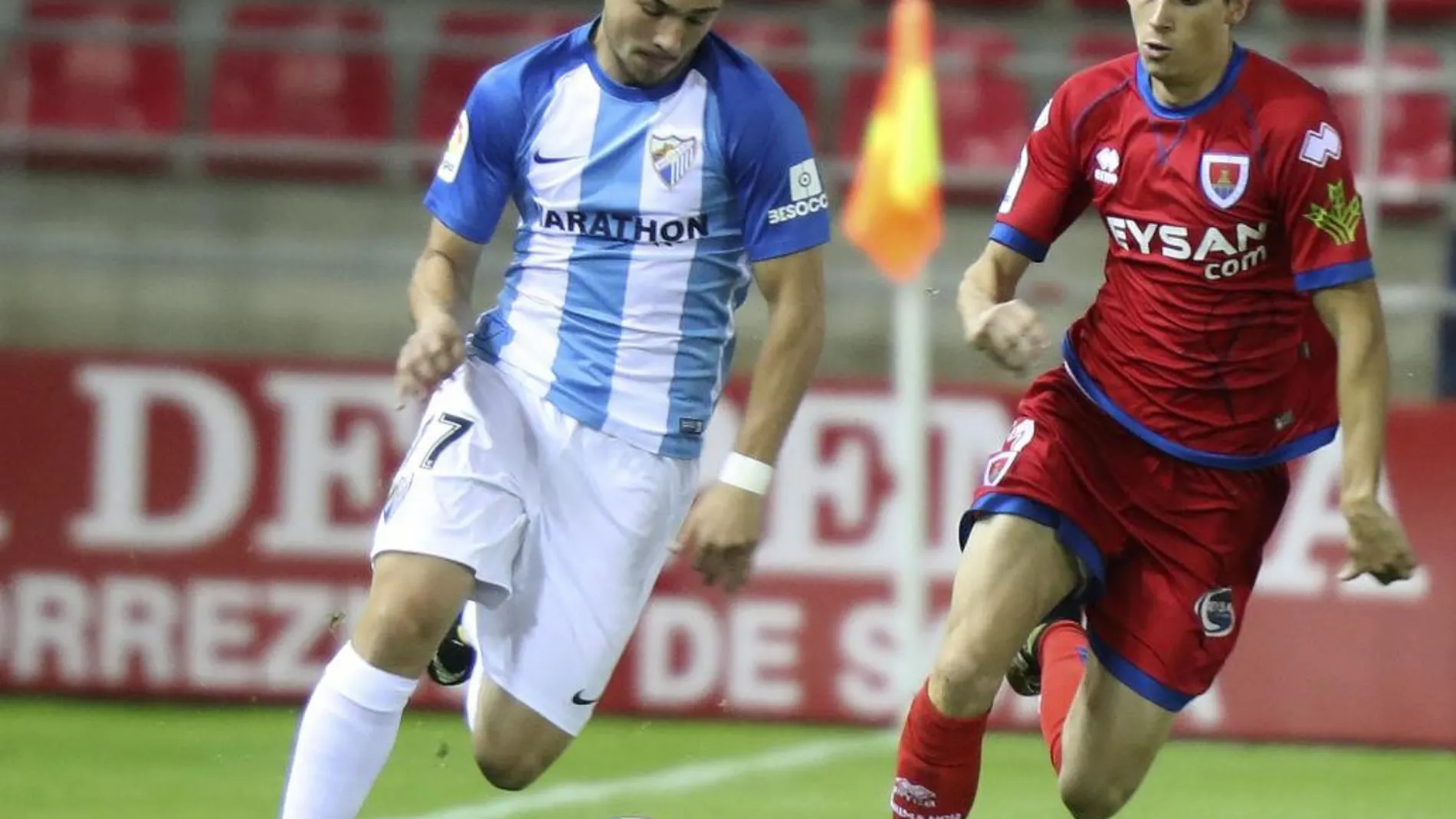 El delantero del Numancia Ignacio Agustín Sánchez (d) y el centrocampista del Málaga Javier Ontiveros durante el partido
