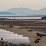 Fotografía cedida por la Séptima Fuerza Aérea de Estados Unidos que muestra varios cazas en la pista de aterrizaje de la Base de Gunsan durante las maniobras llamadas "Vigilant ACE", en Corea del Sur, ayer