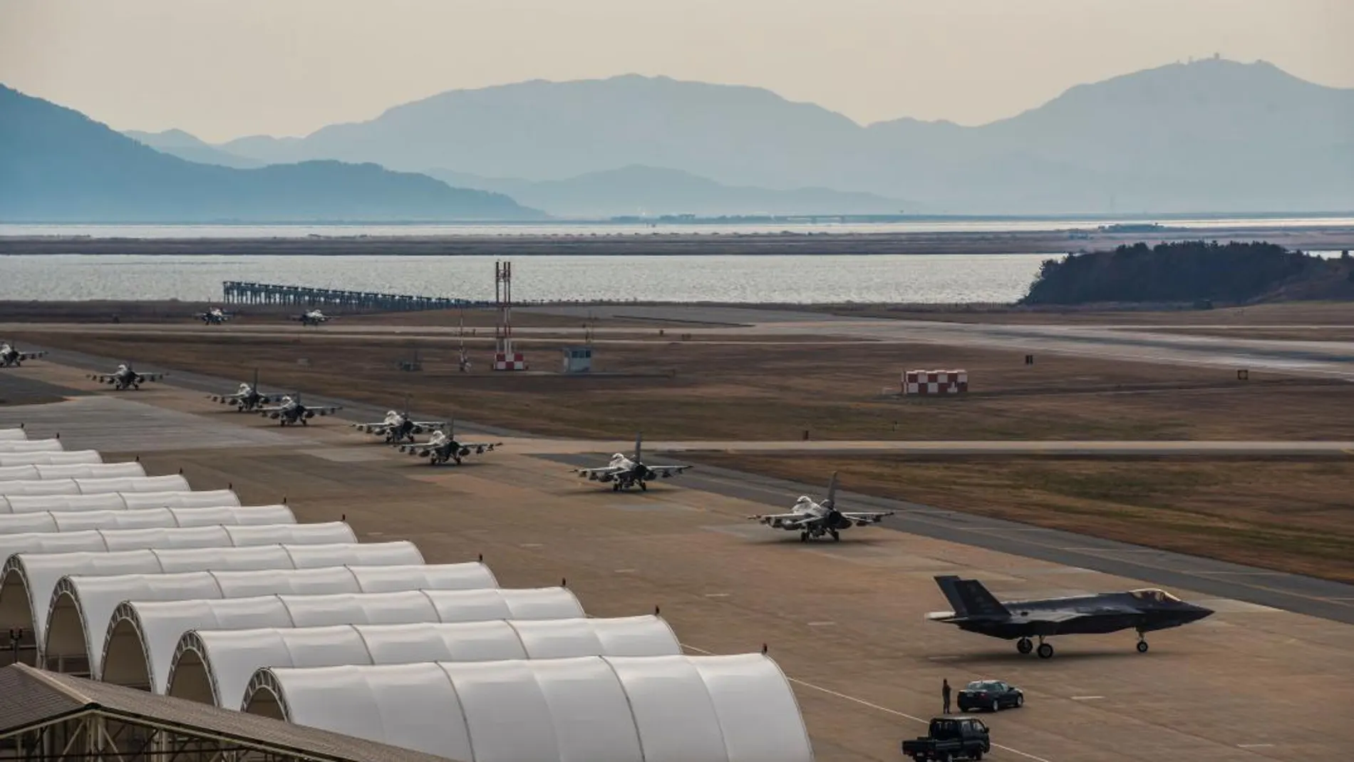 Fotografía cedida por la Séptima Fuerza Aérea de Estados Unidos que muestra varios cazas en la pista de aterrizaje de la Base de Gunsan durante las maniobras llamadas "Vigilant ACE", en Corea del Sur, ayer