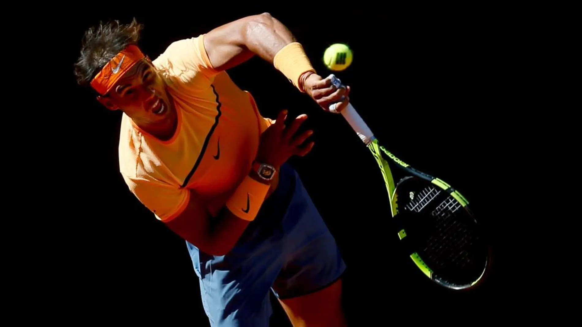 El tenista español Rafael Nadal devuelve la pelota al ruso Andrey Kuznetsov durante el partido