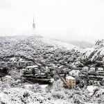 El Tibidabo amaneció cubierto de nieve, una imagen inusual en la montaña barcelonesa.
