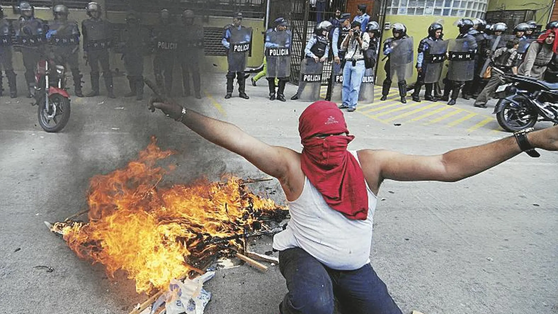 Simpatizantes del opositor Nasralla se manifiestan ayer Tegucigalpa
