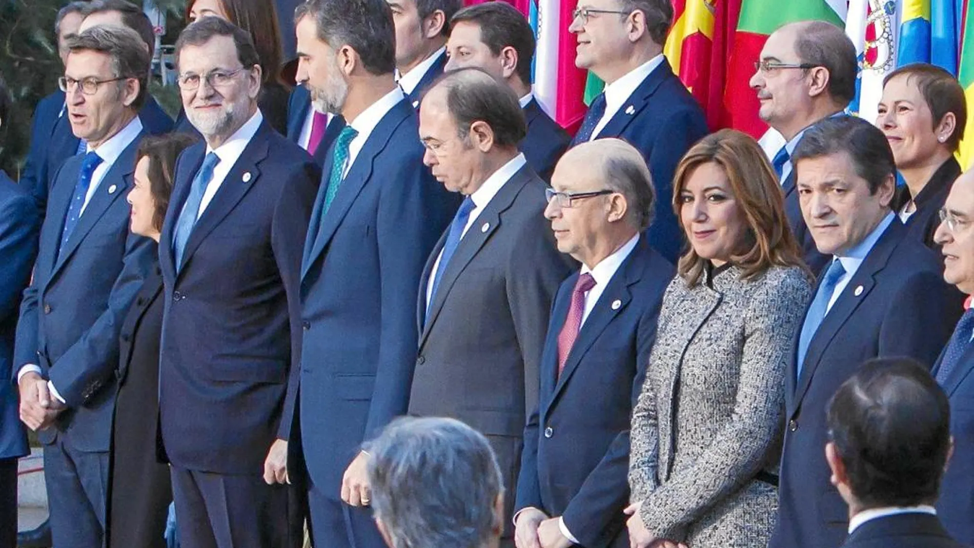 Todos los presidentes autonómicos, salvo Puigdemont y Urkullu, se reunieron ayer en el Senado con Rajoy en un acto que abrió el Rey (en la imagen) para alcanzar once acuerdos para mejorar los servicios sociales