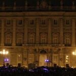 Combo de fotografías del Palacio Real de Madrid antes y después del apagado de luces 
