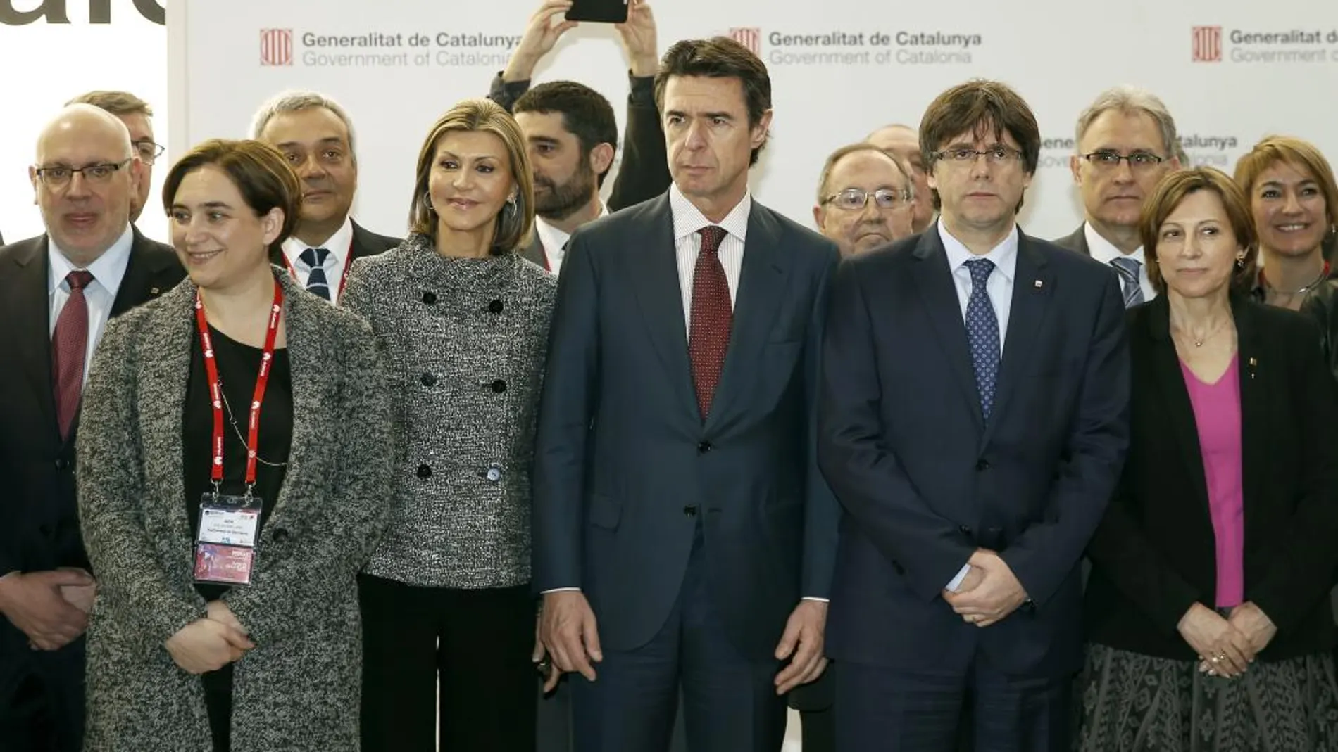 El ministro de Industria, Energía y Turismo, José Manuel Soria (c), junto al presidente catalán, Carles Puigdemont (2d); la alcaldesa de Barcelona, Alda Colau (2i); entre otros, durante la inauguración del Congreso Mundial de Móviles que se celebra desde hoy, en el recinto Gran Vía de Fira de Barcelona