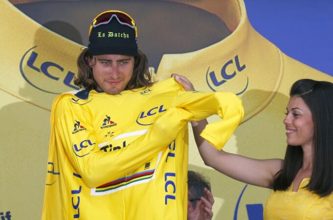 El eslovaco Peter Sagan se coloca el maillot amarillo de líder del Tour.