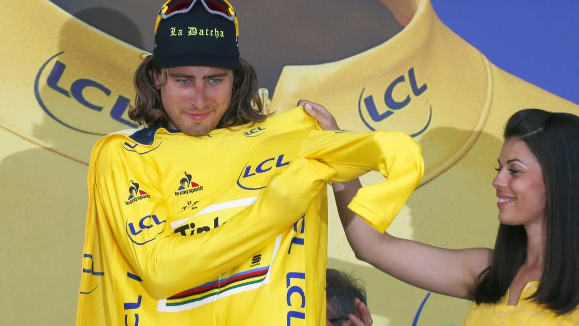 El eslovaco Peter Sagan se coloca el maillot amarillo de líder del Tour.