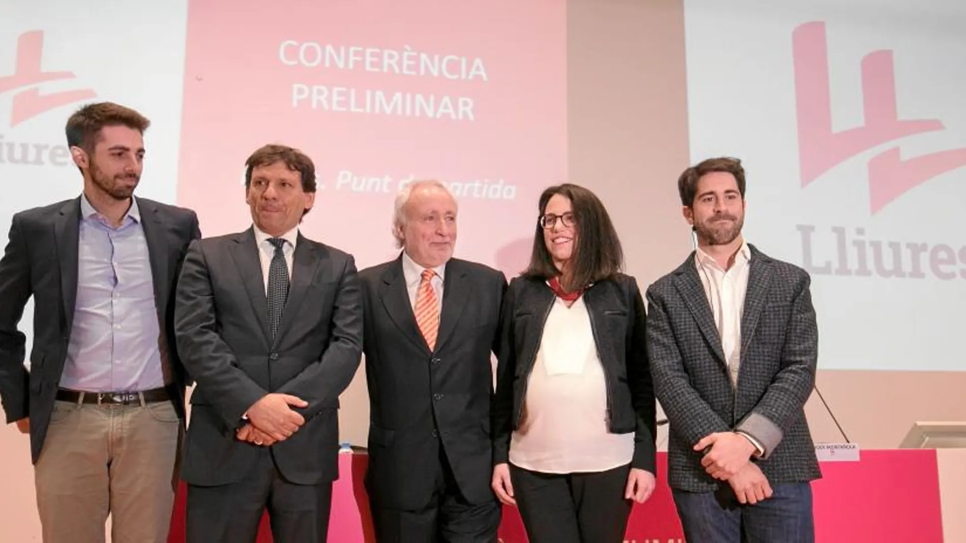 Fernández Teixidó, en el centro de la imagen, profirió ayer duras críticas al Govern independentista por su continuo viaje electoral