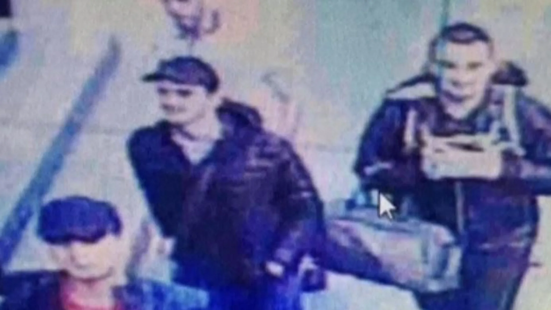 Fotograma de las cámaras de seguridad del aeropuerto de estambul que registró a los tres terroristas suicidas
