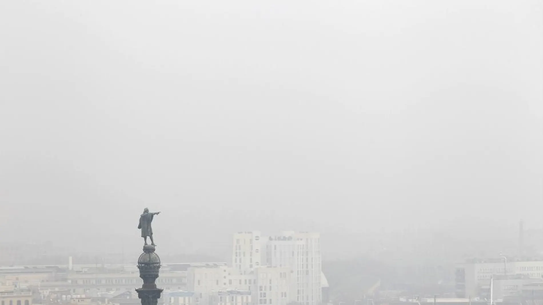 Una capa de polución sobre la ciudad de Barcelona