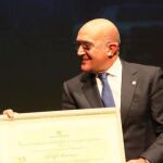 El presidente de la Diputación de Valladolid, Jesús Julio Carnero, entrega el premio a Ángel Marcos