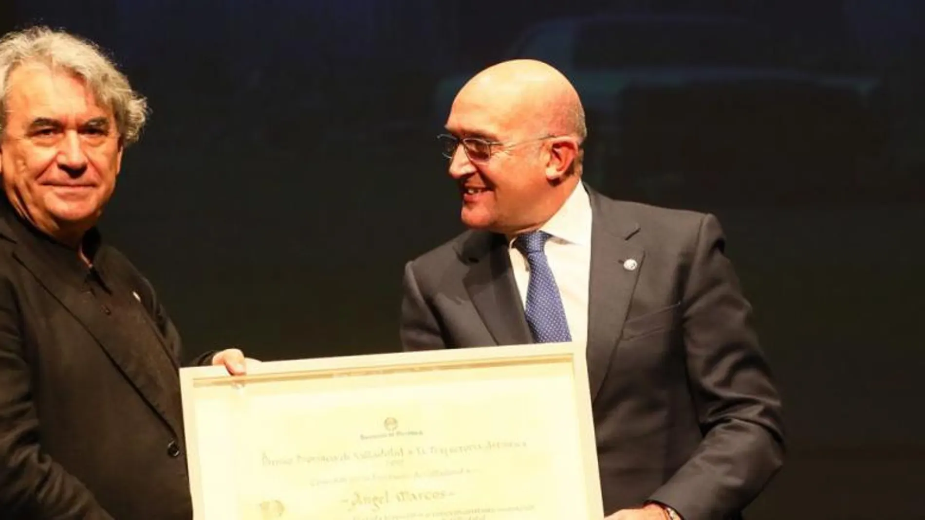 El presidente de la Diputación de Valladolid, Jesús Julio Carnero, entrega el premio a Ángel Marcos