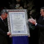 El presidente del Gobierno, Mariano Rajoy (d), hace entrega del Premio Nueva Economía Fórum 2017 al presidente de Argentina, Mauricio Macri (i), en un acto celebrado hoy en el Teatro Real de Madrid.