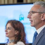 El portavoz de la Junta y la consejera de Hacienda, ayer tras la reunión del Consejo de Gobierno