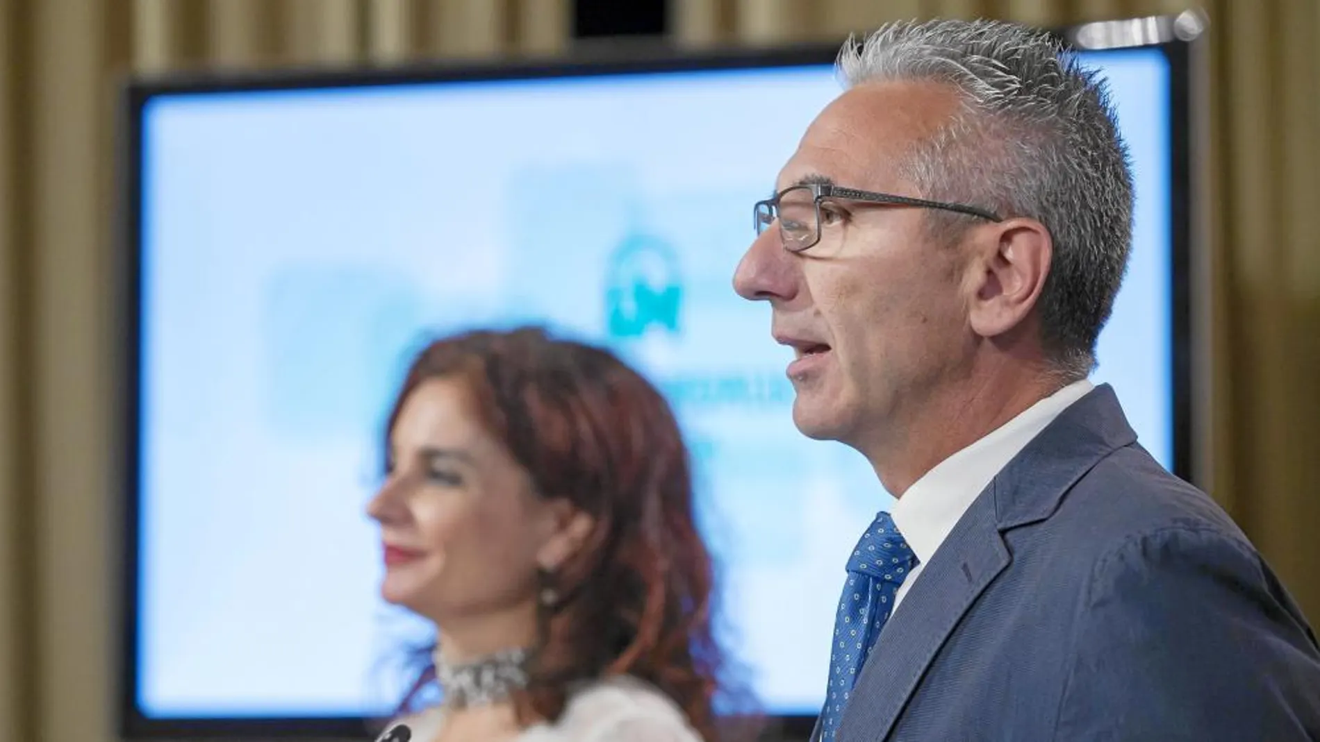 El portavoz de la Junta y la consejera de Hacienda, ayer tras la reunión del Consejo de Gobierno
