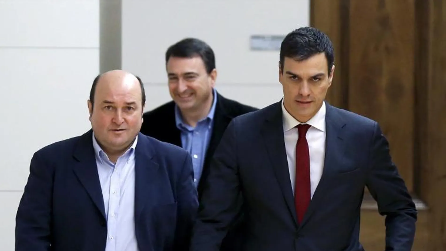 El secretario general del PSOE, Pedro Sánchez (d), se reúne con el presidente del PNV, Andoni Ortuzar (i), y el portavoz, Aitor Esteban (c).