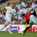El exjugador del Real Madrid José María Gutiérrez "Guti"(i) pelea un balón con un rival del Ajax