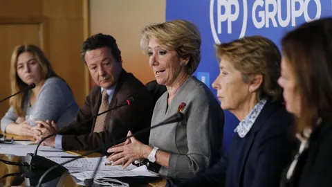 La portavoz del PP en el Ayuntamiento de Madrid, Esperanza Aguirre (c), junto al portavoz adjunto, Íñigo Henríquez de Luna (2i), y otros miembros de su grupo.