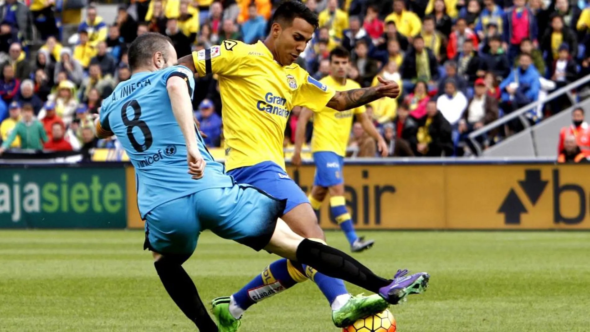 Iniesta disputa un balón con el centrocampista de la UD Las Palmas Jonathan Viera.