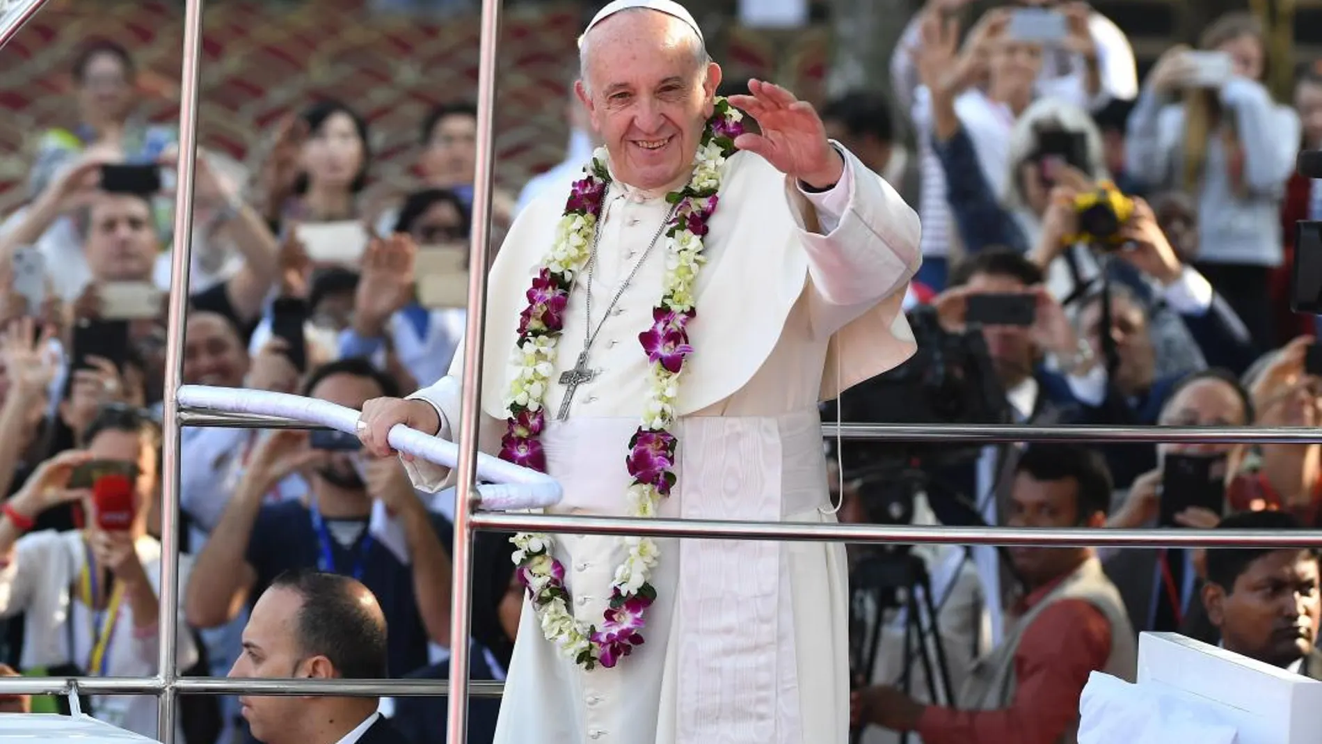 El Papa Francisco saluda a fieles a su llegada para la santa misa y ordenación presbiteral hoy