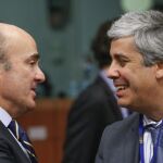 El ministro español de Economía, Luis de Guindos conversa con el ministro de Finanzas portugués Mario Centeno (d) durante la reunión del Eurogrupo celebrada en Bruselas
